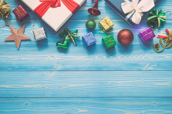 Año nuevo blanco o caja de regalo de Navidad con cinta roja para vacaciones — Foto de Stock
