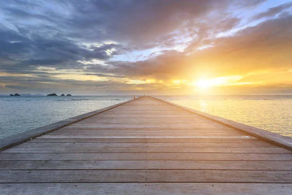 Promenade oder Holzbrücke zum Meer am Sonnenuntergang Strand in koh sam — Stockfoto