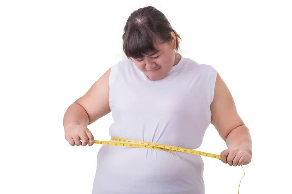 Tlustý Asijské žena nosí bílé tričko a kontrola její tělo velikost wi — Stock fotografie