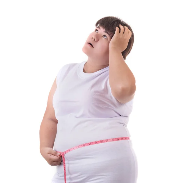 肥胖亚洲妇女佩带白色 t-shirt 和检查她的身体大小 wi — 图库照片