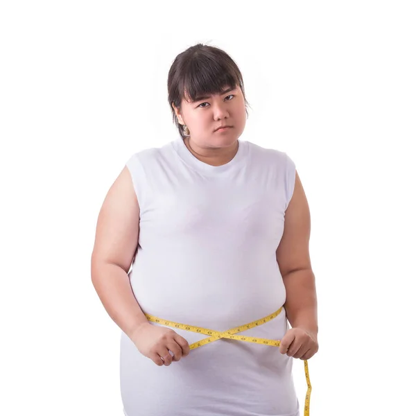 Gorda asiática mujer usar blanco camiseta y comprobar su cuerpo tamaño wi —  Fotos de Stock