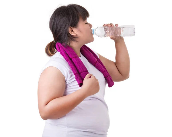 白の t シャツと bottl から水を飲んで脂肪アジアの女性が着用します。 — ストック写真