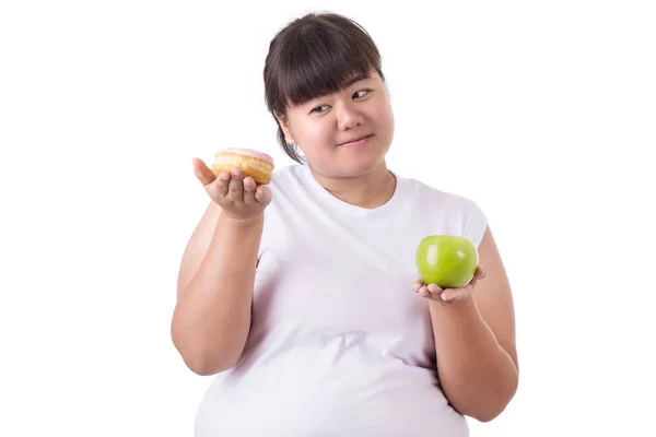肥胖亚裔妇女佩带白色 t-shirt 并且选择吃绿色 — 图库照片