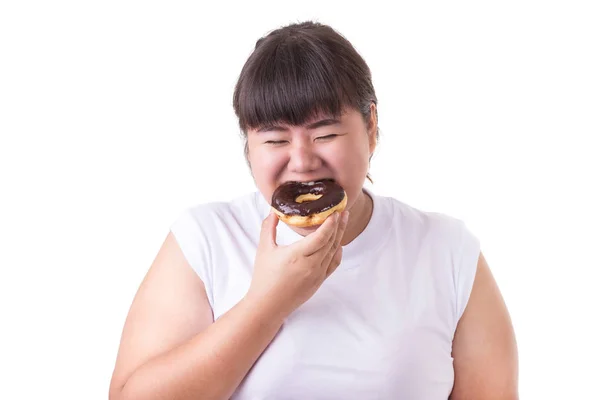 Wanita asia gemuk mengenakan kaos putih dan makan donat yang terisolasi — Stok Foto