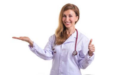Güzel beyaz doktor kırmızı stetoskop ile beyaz takım elbise giymek 