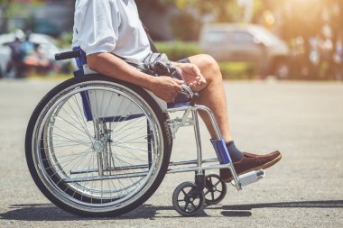 Engelliler tekerlekli sandalye parkta oturan