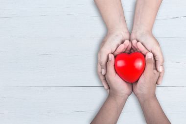 Aşk anne kavramı: Kadın r yardımcı onun genç çocuklar ellerini tutar.