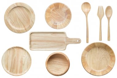 Parlak boş ahşap kase ve üzerinde beyaz izole mutfak eşyaları