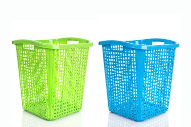 Boş yeni yeşil plastik sepet beyaz izole 