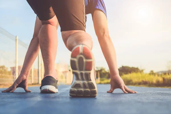 Concepto de entrenamiento y bienestar para hombre: Pies de corredor con zapatilla deportiva — Foto de Stock