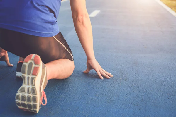 Concepto de entrenamiento y bienestar para hombre: Pies de corredor con zapatilla deportiva — Foto de Stock