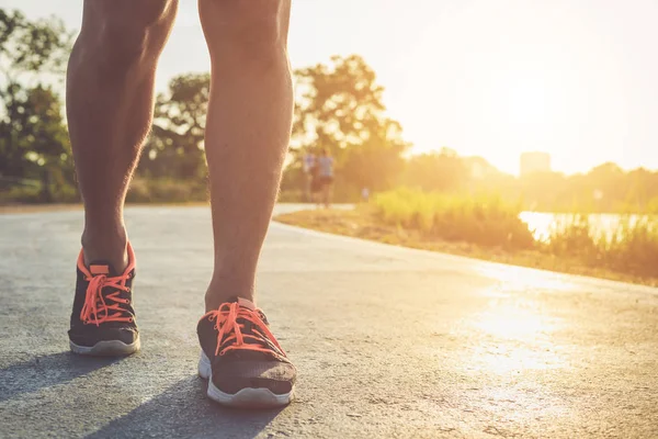 Man training wellness-concept: Runner voeten met sneaker schoen uitvoeren — Stockfoto