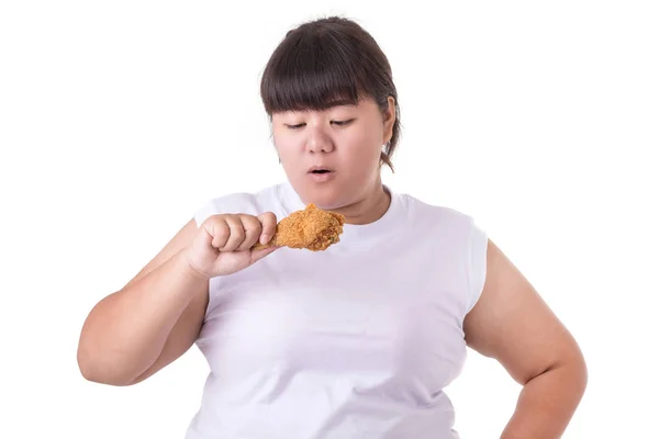 Wanita asia gemuk memegang dan makan ayam goreng terisolasi pada whi — Stok Foto