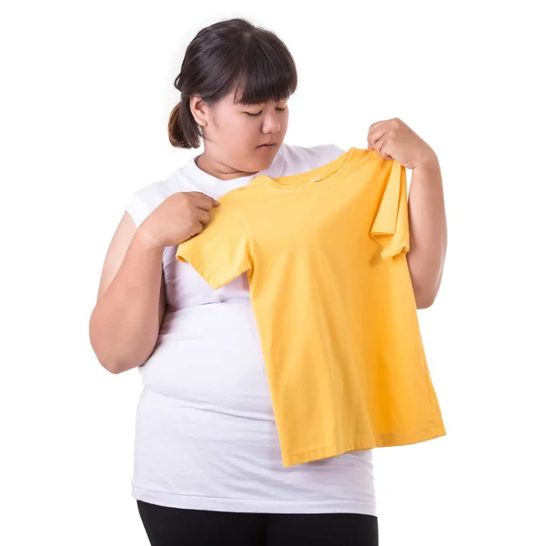 Gorda asiática mujer tratando de usar pequeño tamaño de amarillo camiseta isol —  Fotos de Stock