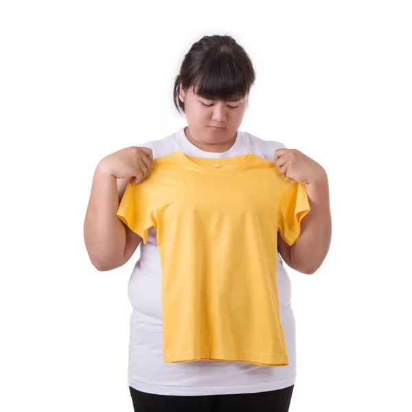 Gorda asiática mujer tratando de usar pequeño tamaño de amarillo camiseta isol — Foto de Stock