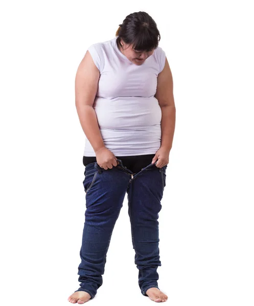 Gorda asiática mujer tratando de usar pequeño tamaño jeans aislado en whit —  Fotos de Stock