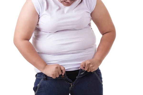 胖亚洲妇女试图穿小尺寸的牛仔裤隔离在白衣 — 图库照片