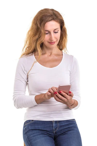 Schöne kaukasische Frau in weißem T-Shirt mit Smartphone. stu — Stockfoto