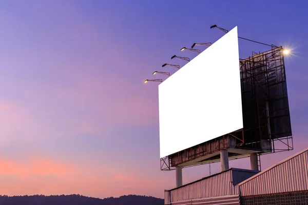 Büyük beyaz reklam Pano ve gökyüzü inşaat üstünde — Stok fotoğraf