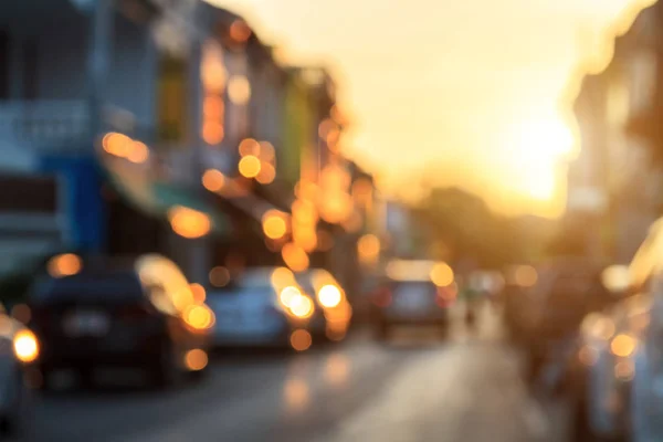 Oskärpa av bil på gatan i gamla stan med solljus och gyllene b — Stockfoto