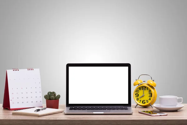 Modern bärbar dator, kaffekopp, väckarklocka, anteckningsbok och ca — Stockfoto