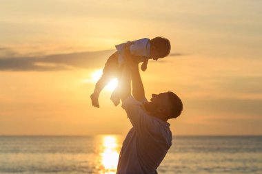 Plaj kavramı, oynama ve oğlu taşıyan baba aile