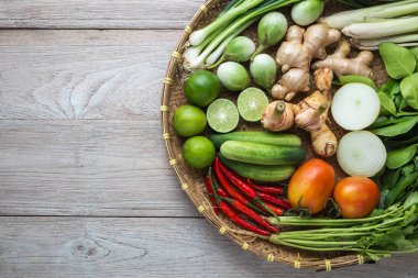 Ahşap arka plan bambu tepsi Tay sebze karışımı.