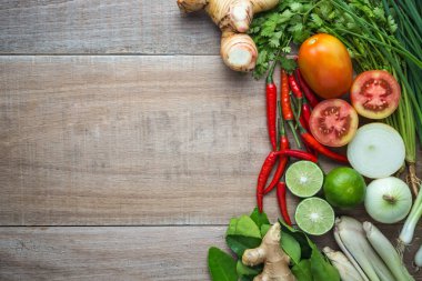 Ahşap arka plan bambu tepsi Tay sebze karışımı.