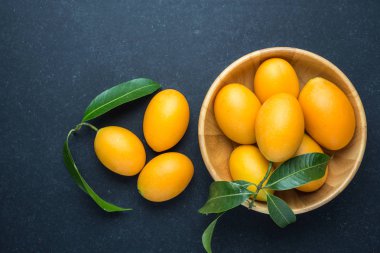 Taze sarı marian Erik meyve (Mayongchid) Tay adı) üzerinde bla