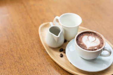 Renkli gökkuşağı latte kahve beyaz Kupası ahşap tablo 