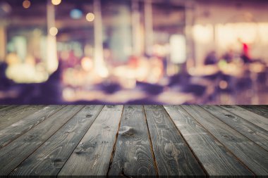 Ahşap tahta veya tablo ve soyut arka plan bulanık. Ücretsiz girintili