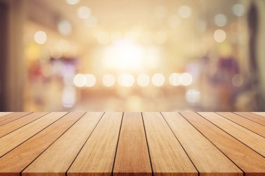 Ahşap tahta veya tablo ve soyut arka plan bulanık. Ücretsiz girintili