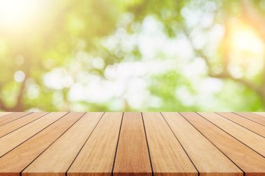 Ahşap tahta veya tablo ve soyut arka plan bulanık. Ücretsiz girintili