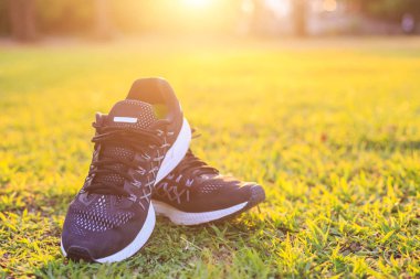 Yeni çift siyah koşu ayakkabısı / spor ayakkabı ayakkabı yeşil çimenlerin üzerinde 