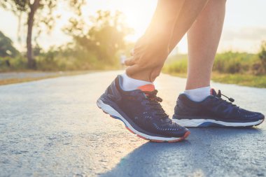 Egzersiz kavramı yaralanma: Asya adam kullanım el ele tutuşur başına bir