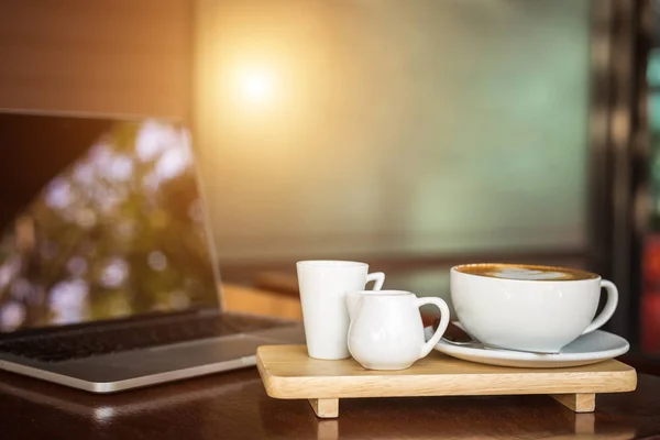 Tazza di caffè bianco su tavolo di legno o bancone in caffetteria e b — Foto Stock