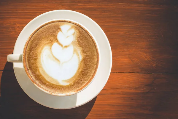 Heißer Latte-Kaffee in weißer Tasse auf Holztisch mit Kopierraum für — Stockfoto