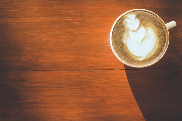 Heißer Latte-Kaffee in weißer Tasse auf Holztisch mit Kopierraum für — Stockfoto