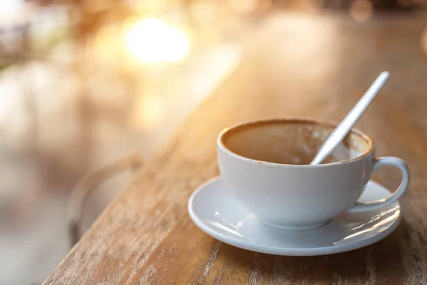 Taza de café blanco en la mesa de madera o mostrador en la cafetería y b — Foto de Stock