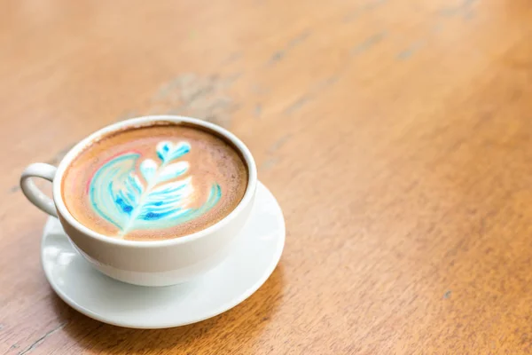 Colorido café latte arco-íris em copo branco na mesa de madeira com — Fotografia de Stock