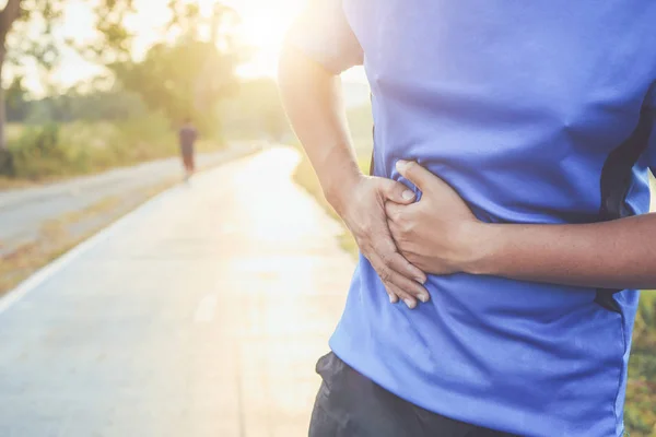 Calambres estomacales o lesiones durante el concepto de entrenamiento: Hombre asiático uso h — Foto de Stock