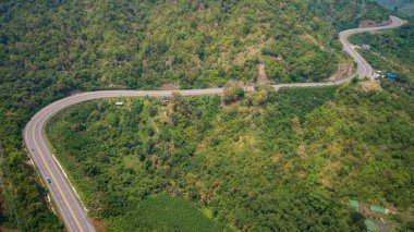 İli: Phetchabun, Thailand tepede asfalt yol. Aeria