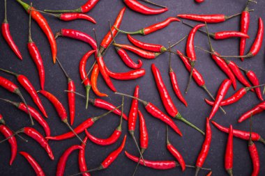 Üstten Görünüm taze kırmızı sıcak biber siyah taş tahta üzerinde 