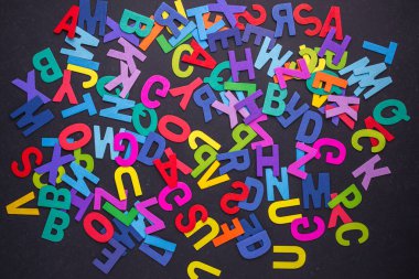 Renkli ahşap alfabe. Siyah taş Üstten Görünüm.