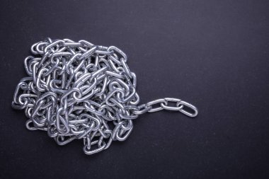 Yeni gümüş metal zinciri. Siyah taş Üstten Görünüm 