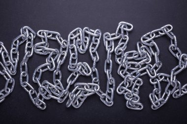 Yeni gümüş metal zinciri. Siyah taş Üstten Görünüm 