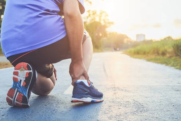 Lesión por concepto de entrenamiento: Hombre asiático uso de las manos se aferran a su un — Foto de Stock