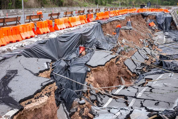 Gran daño de carretera de asfalto en la ladera causa de fuertes lluvias a — Foto de Stock