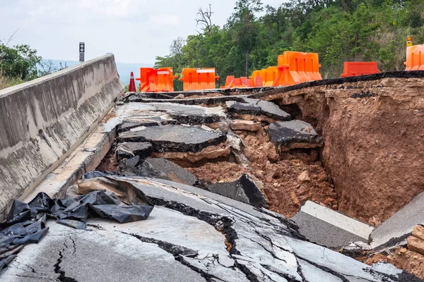 Gran daño de carretera de asfalto en la ladera causa de fuertes lluvias a — Foto de Stock