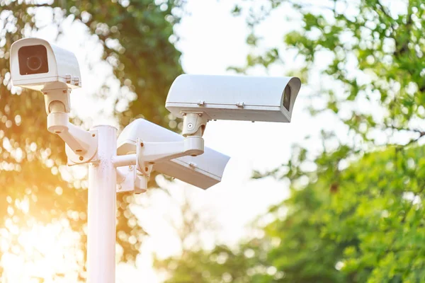 Cámara de seguridad CCTV instalada en el parque en la zona pública en blu — Foto de Stock